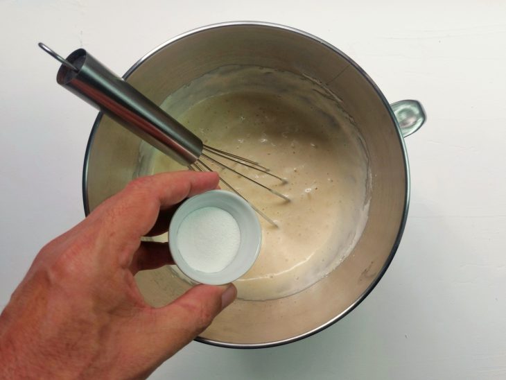 Um recipiente contendo a mistura de ovos, açúcar, óleo, leite, baunilha, farinha, sal e fermento.