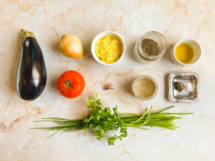 ingredientes reunidos para fazer berinjela na air fryer