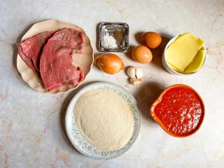 Ingredientes para a receita de bife à parmegiana simples.