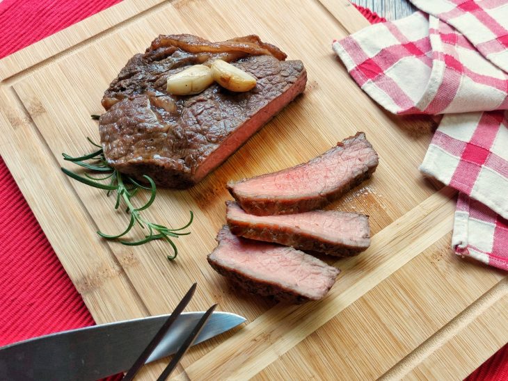 Uma tábua contendo bife ancho.