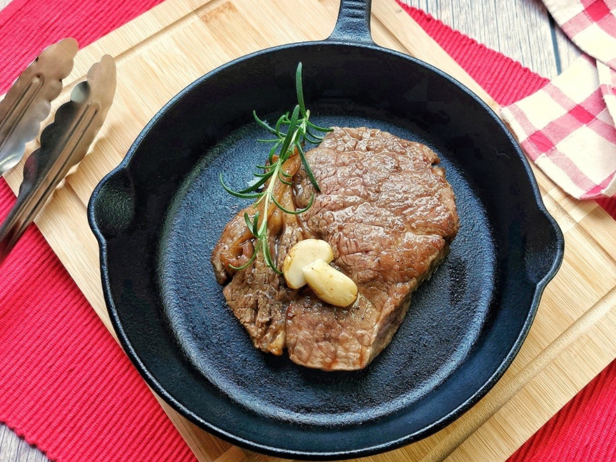 Bife ancho na frigideira