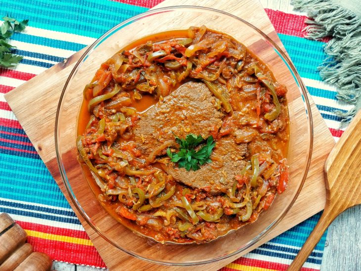 Um prato com bife ao molho.