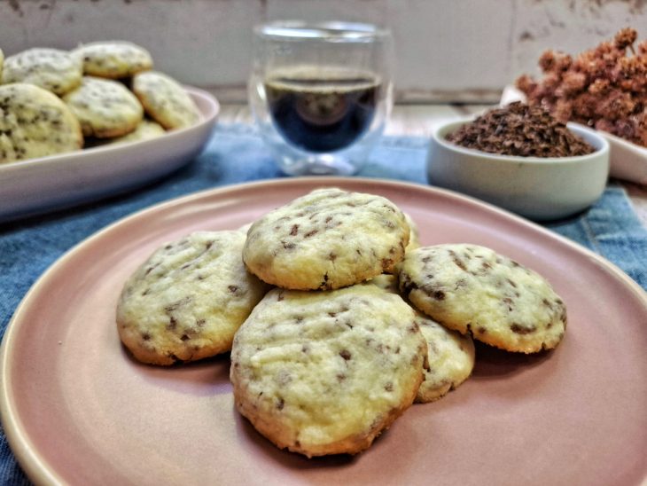 Biscoitos caseiros prontos para servir.