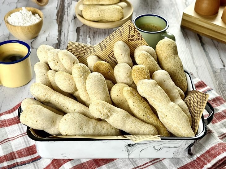 Biscoitos de polvilho prontos para consumo.