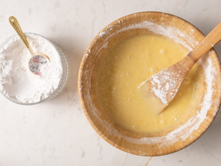 Massa e polvilho doce em recipientes.