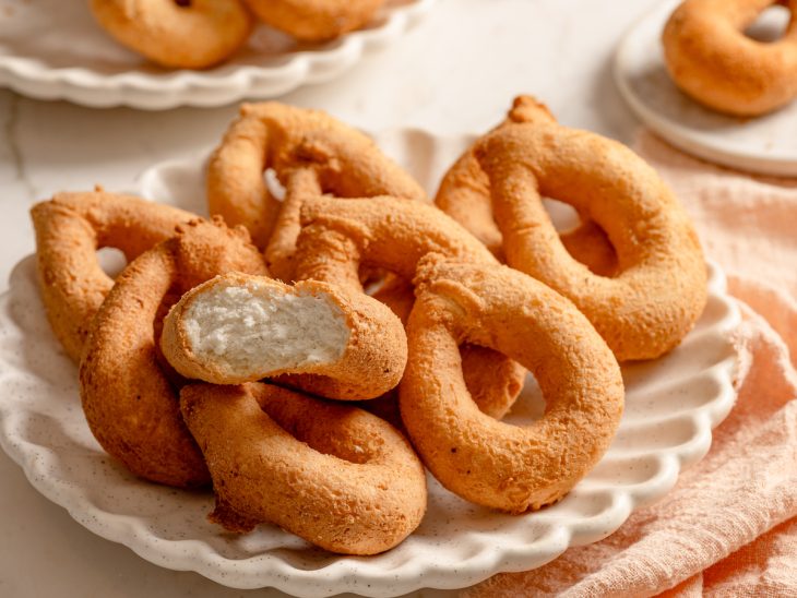 Biscoitos de polvilho doce prontos para consumo.