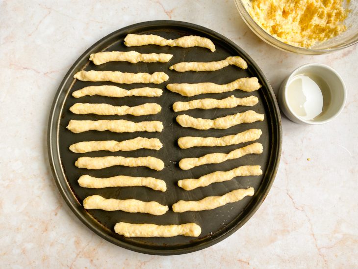 Biscoitos modelados e acomodados na forma.