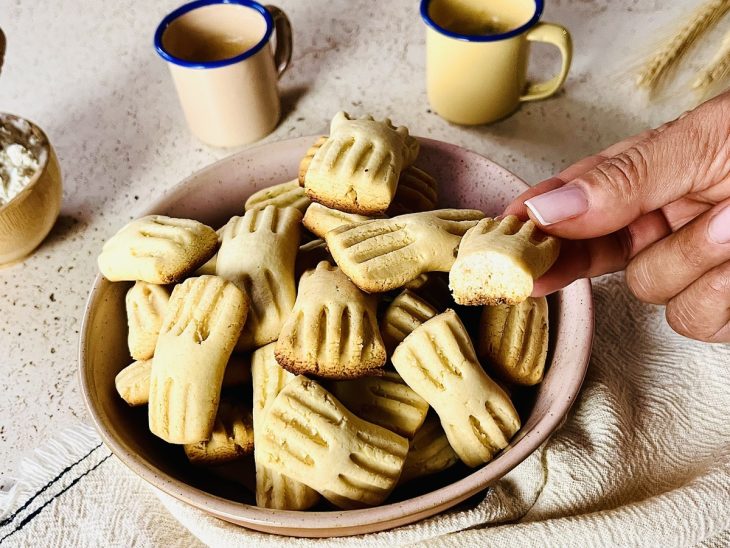 Biscoitos simples e rápido prontos para consumo.