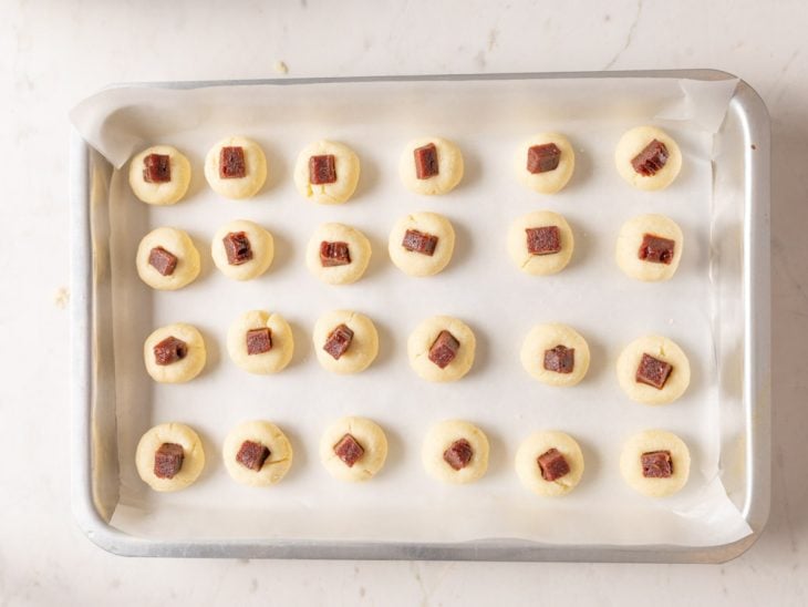 Uma forma com os biscoitos com goiabada antes de assar.