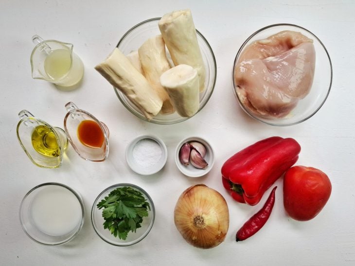 ingredientes reunidos para fazer bobó de frango