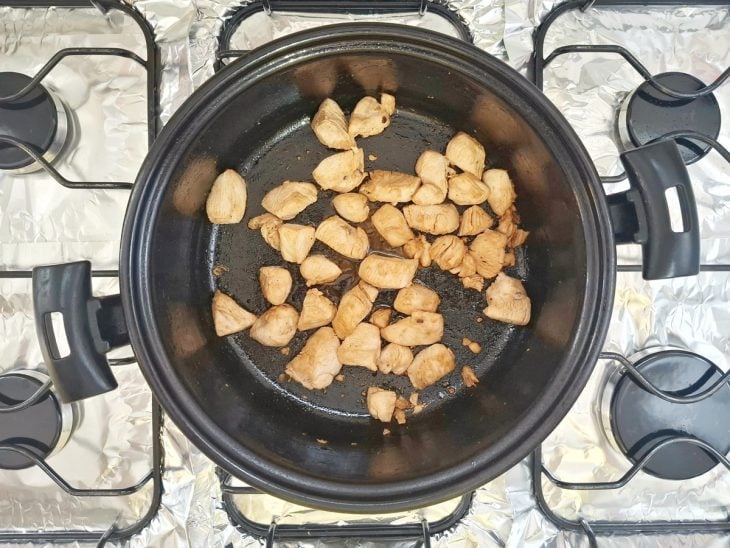 panela com cubos de frango grelhados