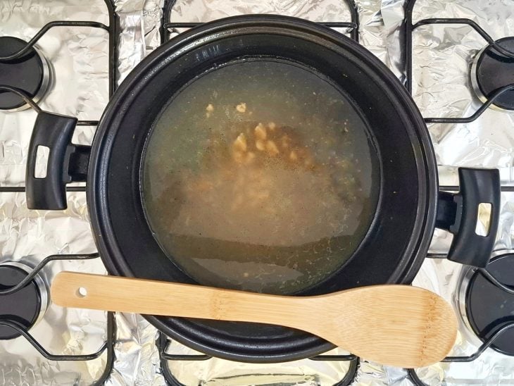 frango cozinhando na panela