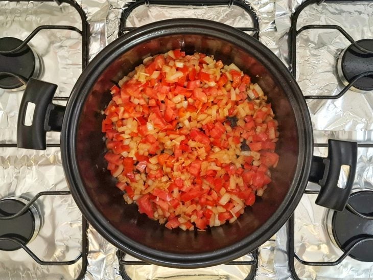 panela com refogado de cebola, pimentão e tomate