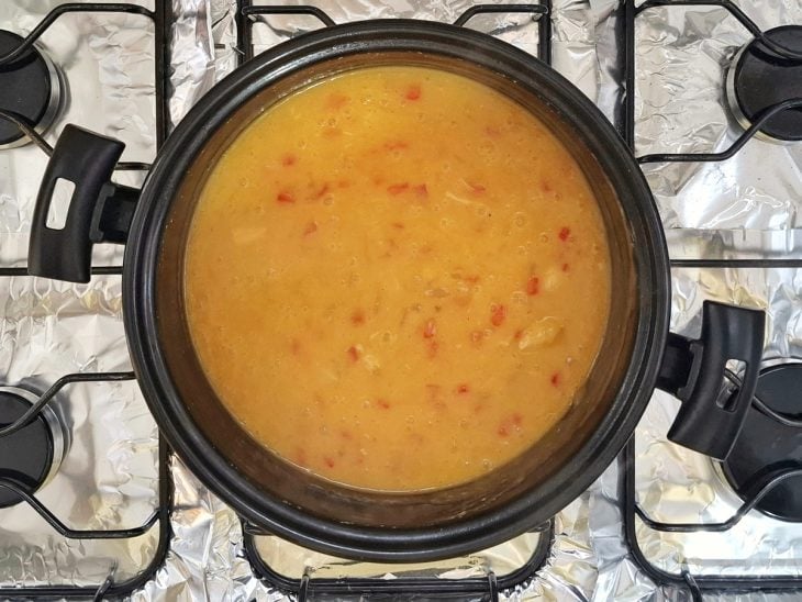 bobó de frango cozinhando na panela