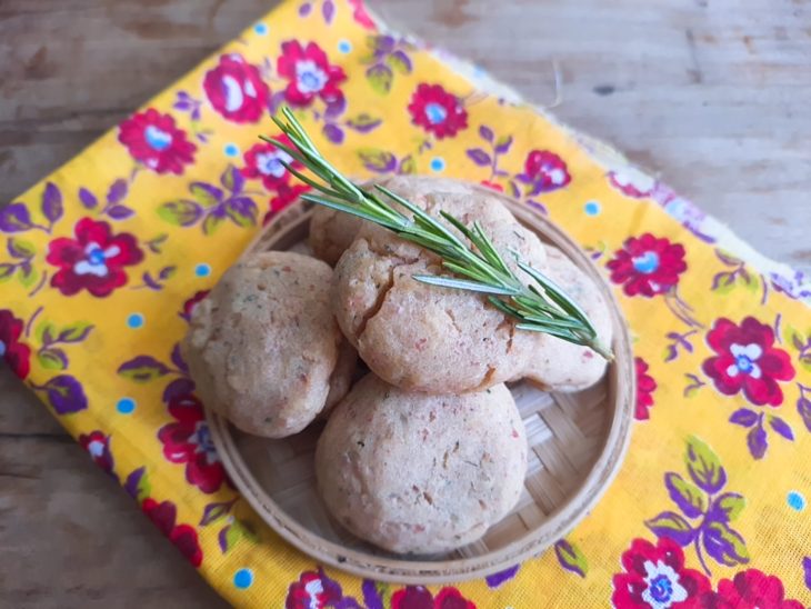 bolinho assado de batata com linguiça pronto