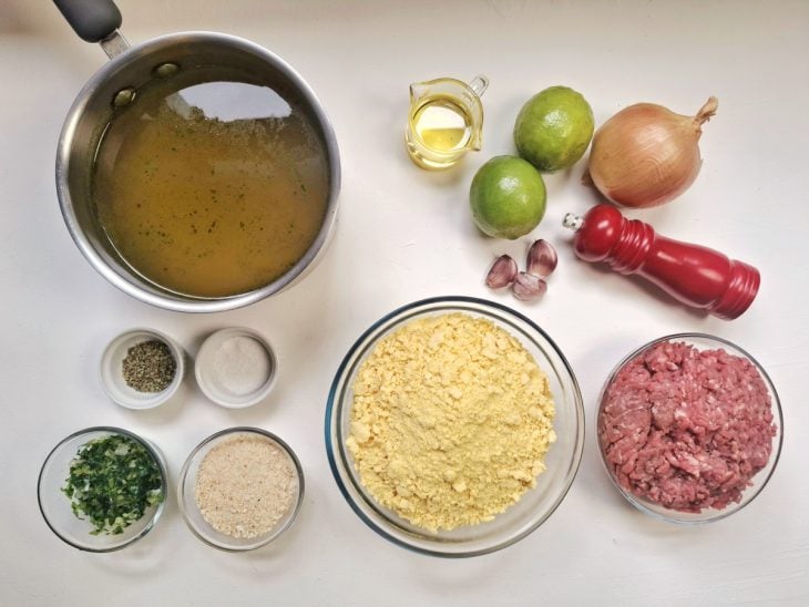 Ingredientes para a receita de bolinho caipira.