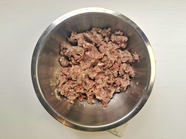 Carne moída temperada e com alho e cebola adicionados.