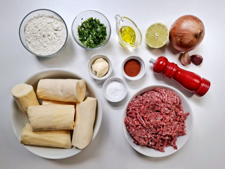 Ingredientes para a receita de bolinho de aipim.