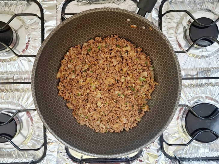 Temperos adicionados na frigideira com carne moída.