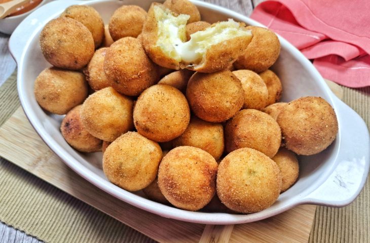 Bolinho de aipim com queijo