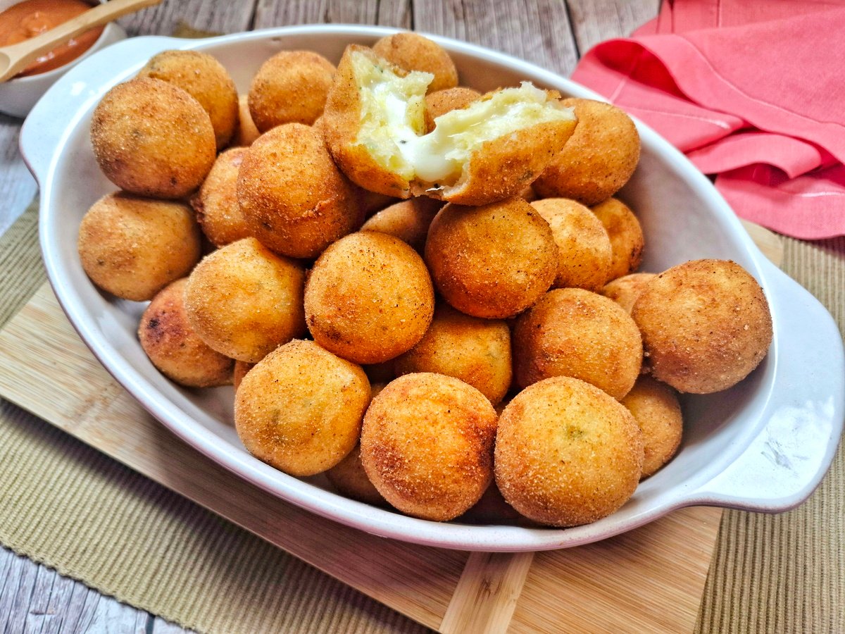 Bolinho de aipim com queijo