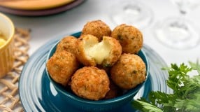 Bolinho de arroz com queijo