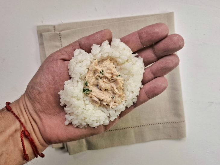 Uma porção de arroz com recheio de atum.