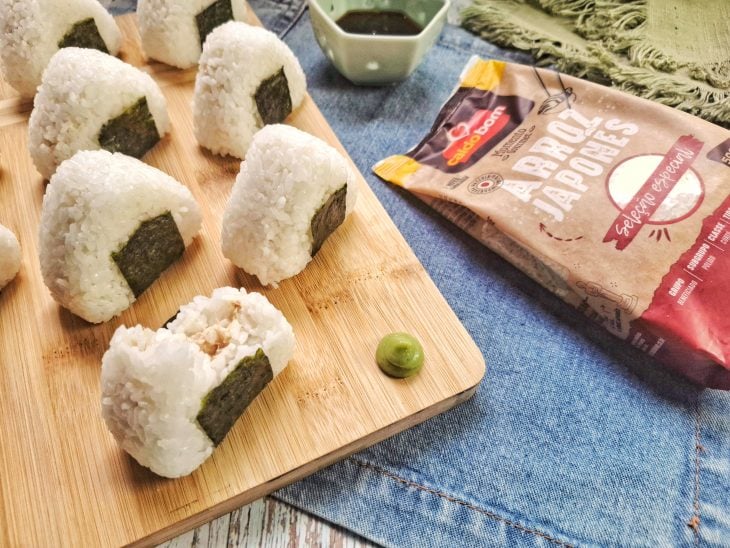 Uma tábua contendo bolinhos de arroz japonês.