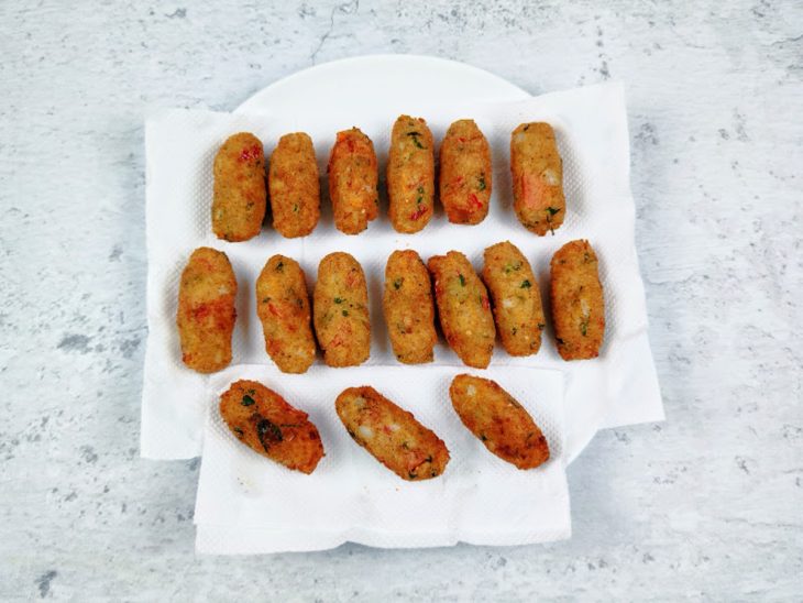 Um prato contendo bolinho de arroz.