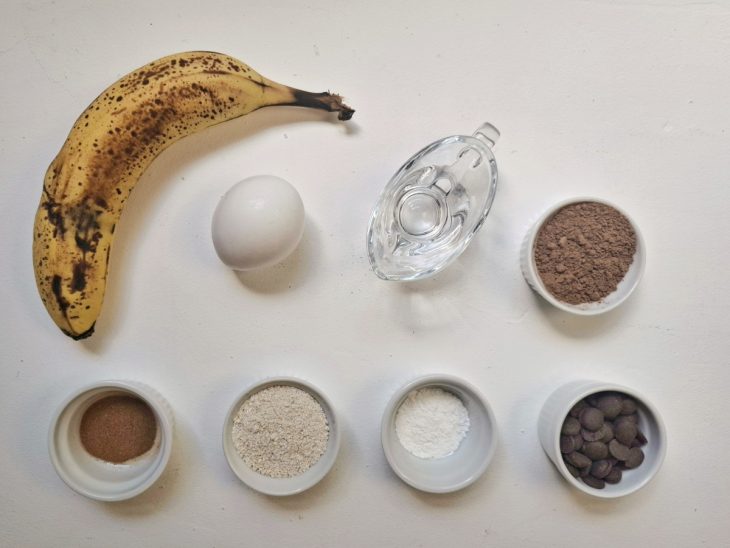 ingredientes reunidos para fazer bolinho de banana