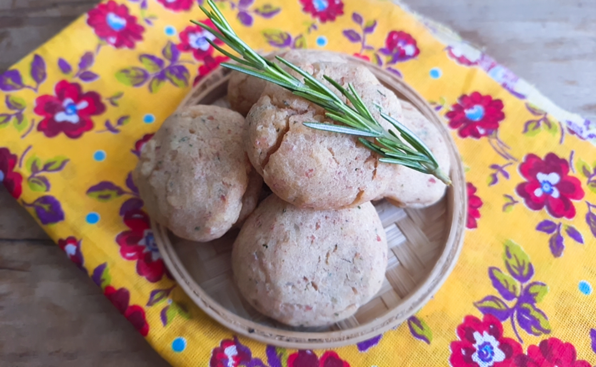 Bolinho assado de batata com linguiça