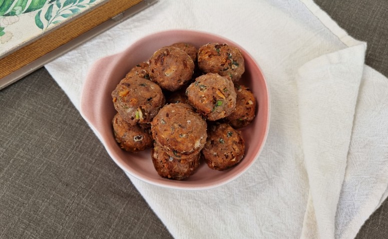 Bolinho de carne moída com queijo um petisco superfácil