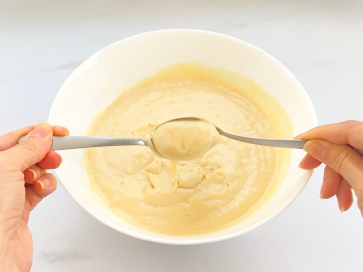 Porção de bolinho modelada com duas colheres.