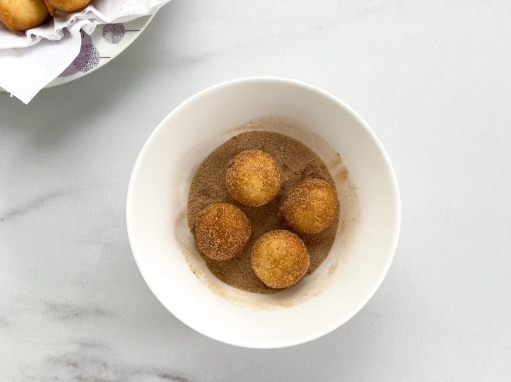 Bolinhos na mistura de açúcar e canela.