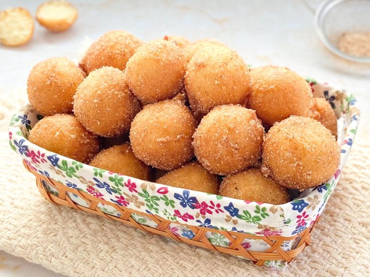 Bolinhos de chuva fáceis prontos para consumo.