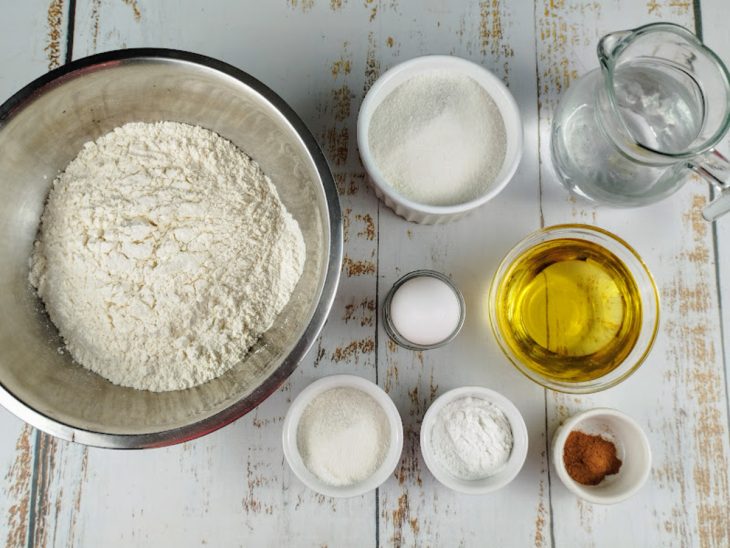 Ingredientes para a receita de bolinho de chuva sem leite.