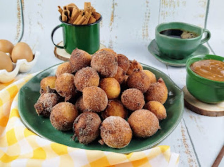 Bolinhos de chuva sem leite prontos para servir.