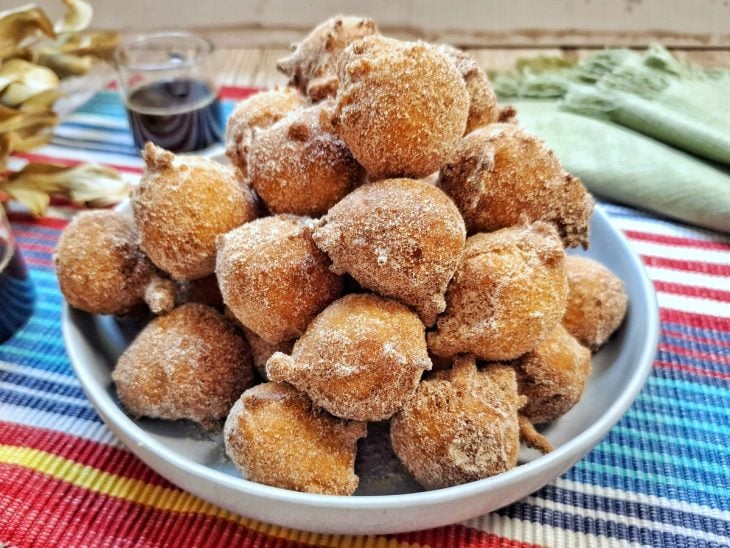 Bolinhos de chuva prontos para consumo.