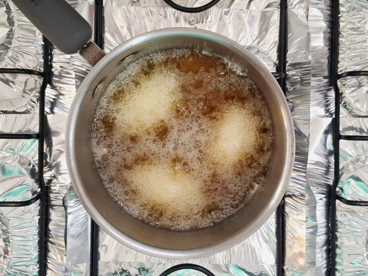 panela com bolinho de estudante fritando no óleo por imersão