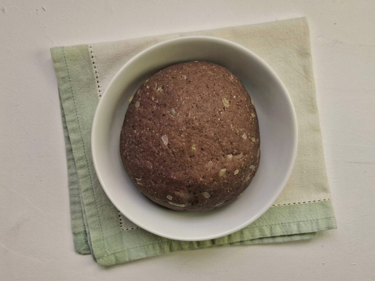 Uma tigela com a massa do bolinho.