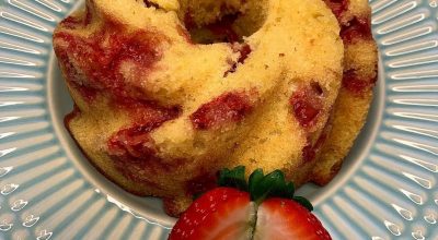 Bolinho de laranja com morango