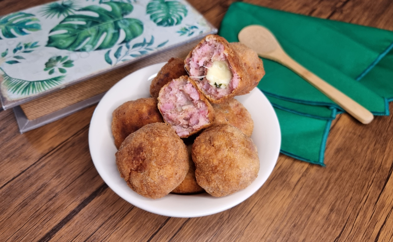 bolinho de linguiça no palito