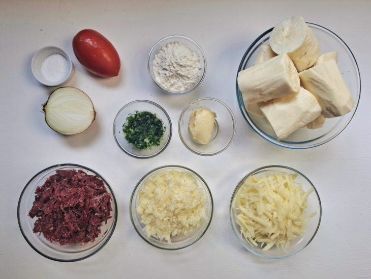 ingredientes reunidos para fazer bolinho de mandioca na air fryer