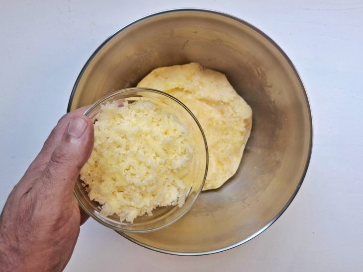 massa de mandioca com queijo ralado