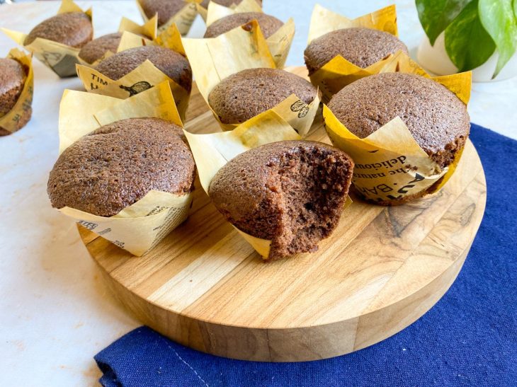 Bolinhos de chocolate prontos para consumo.