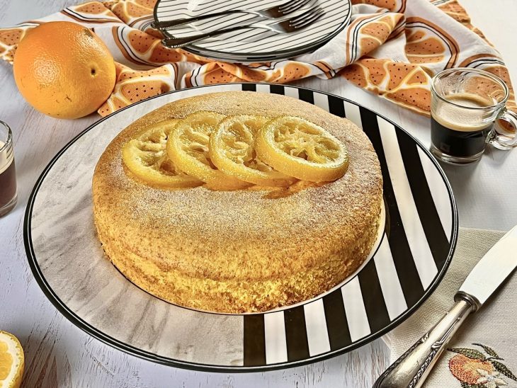 Prato com bolo chiffon de laranja.