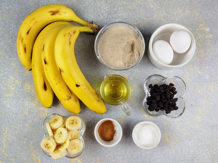 Ingredientes da receita de bolo com farinha de banana verde reunidos em uma bancada