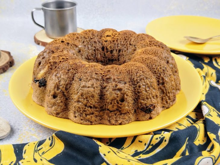 Bolo com farinha de banana-verde desenformado em um prato amarelo pronto para consumo