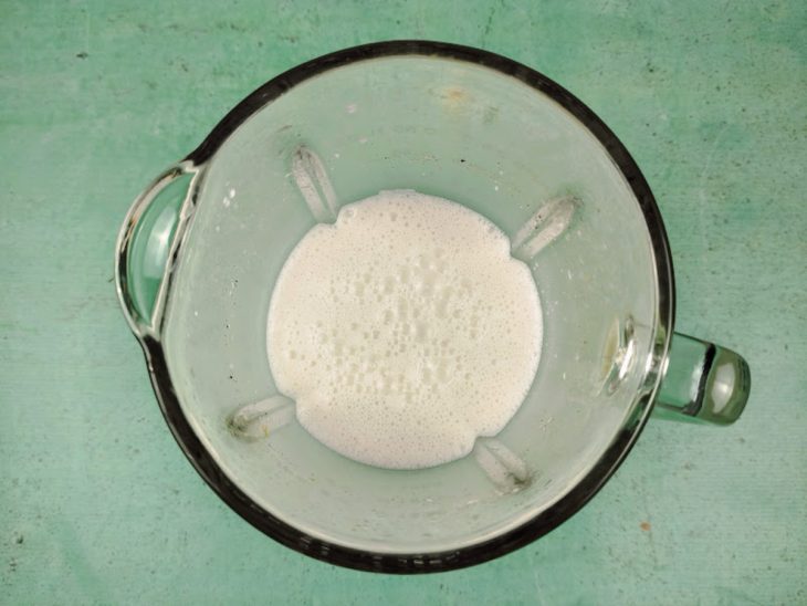 Um liquidificador com a mistura de coco e água.