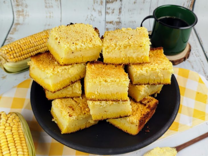 Um prato com bolo cremoso de fubá.